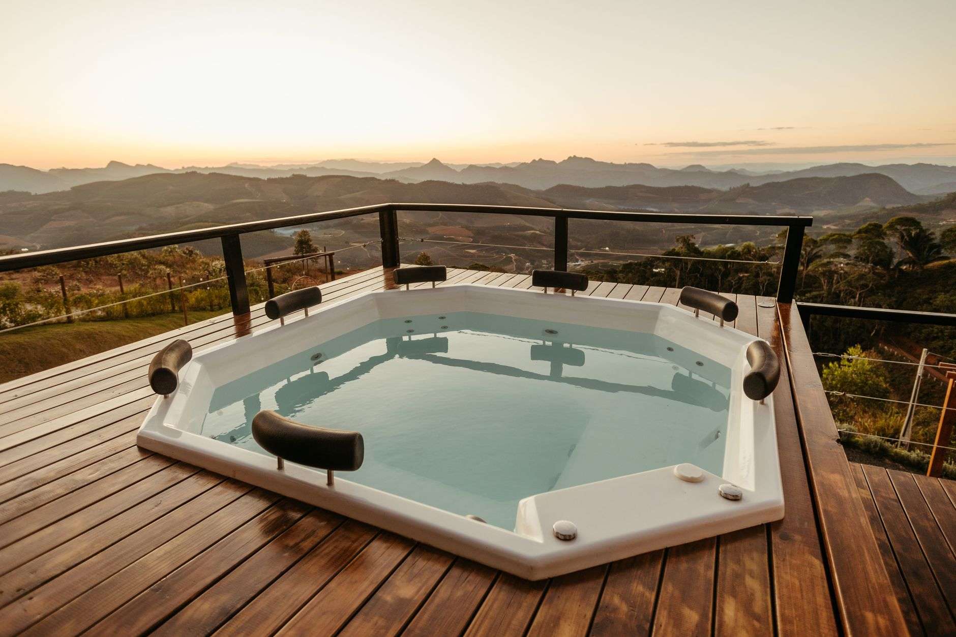 jacuzzi with view on rolling landscape